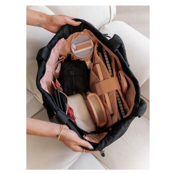 NWT Poppy & Peonies Quilted Tote It in Black pink interior holds laptop GIFT! - Picture 6 of 7